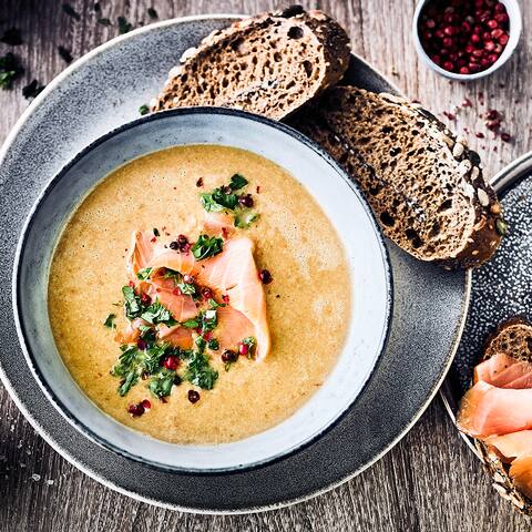 Wärmende Vorspeise: Probieren Sie unsere selbst gemachte Pilzcremesuppe mit Petersilienwurzel, Frischkäse und Streifen von geräuchertem Lachs! 