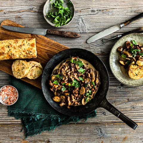 Cremiges Ragout muss nicht immer mit Fleisch serviert werden: Bei uns kommen Pfifferlinge, Austernpilze und Champignons ins Pilzragout und werden mit selbstgemachten Serviettenknödeln angerichtet.