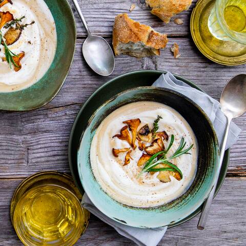 Einfach & schnellgemacht und ein Muss für den Herbst: Probieren Sie doch einmal unsere Pilzrahmsuppe mit dreierlei Sorten Pilzen und Kartoffeln. 