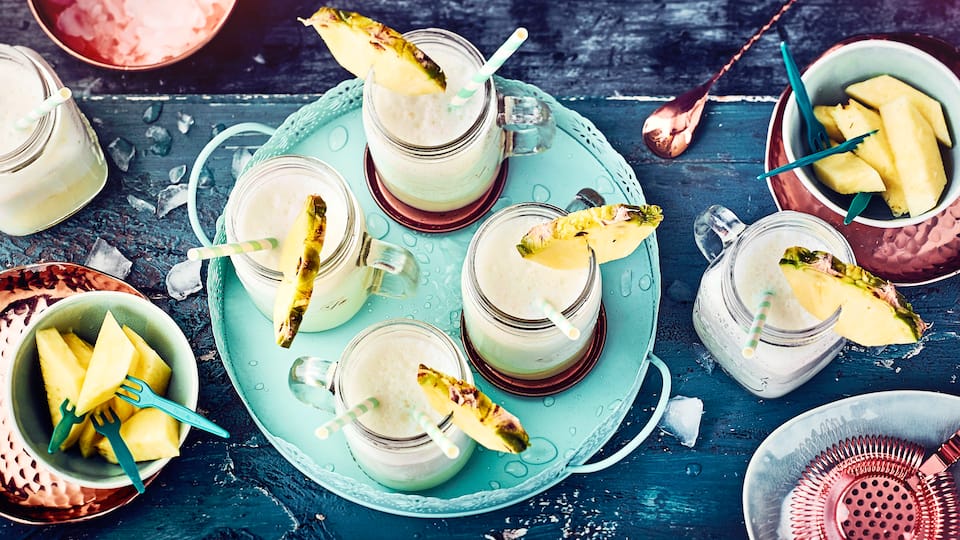 Cremige Piña Colada mit Rum, Kokoslikör, Sahne und Ananassaft: Der Cocktail-Klassiker aus der Karibik in 10 Minuten zubereitet