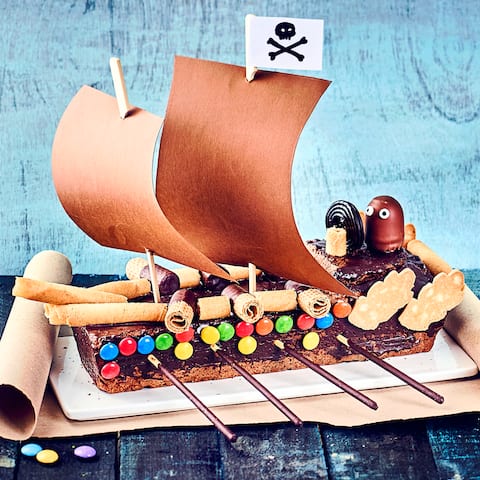 Piraten ahoi! Ob für den nächsten Kindergeburtstag oder zur Kinderparty – unser Rezept für einen Piratenschiff Kuchen ist ein wahrer Kindertraum und super lecker!