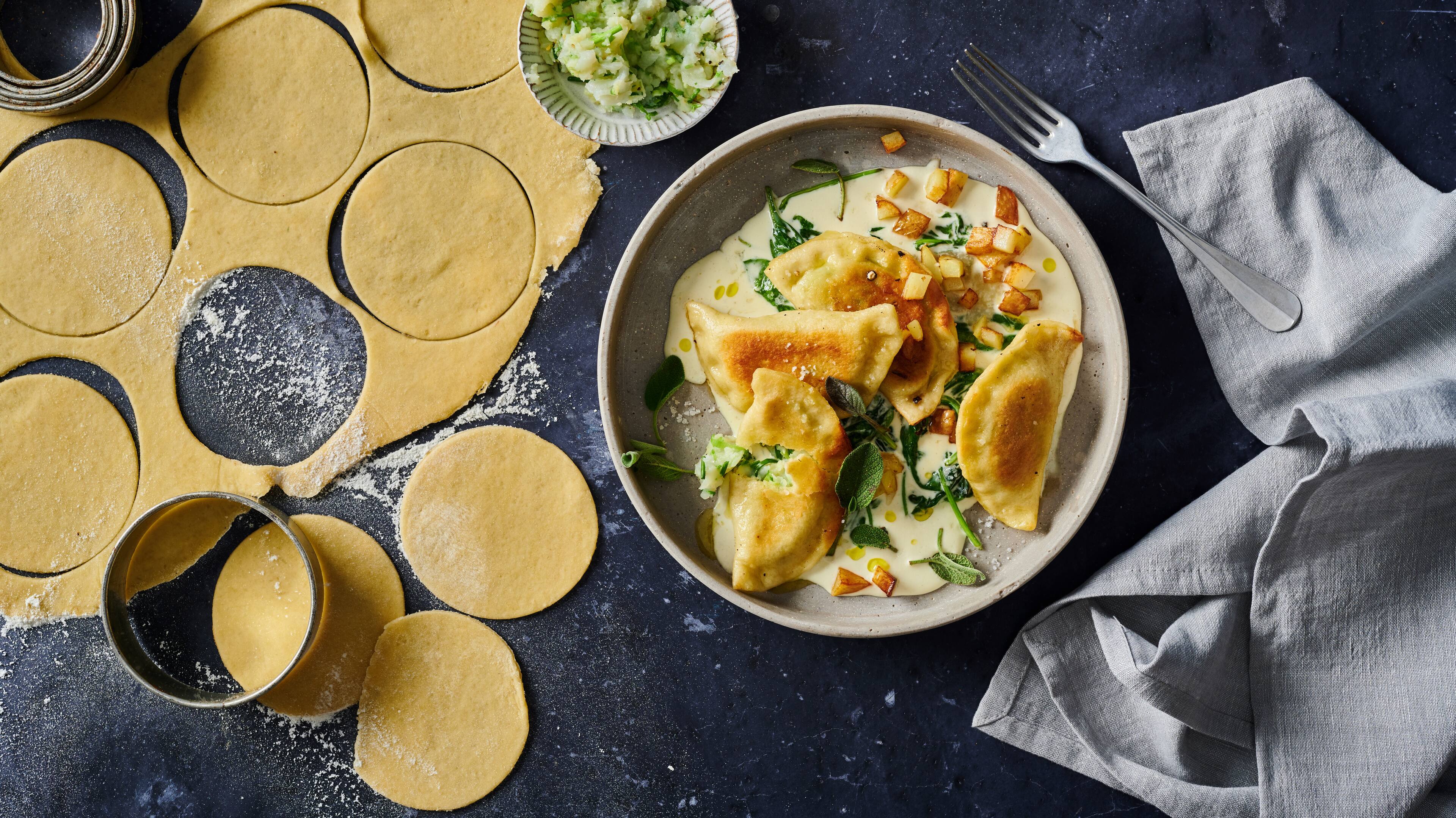 Piroggen mit Spinat-Käse-Soße - Rezept | EDEKA