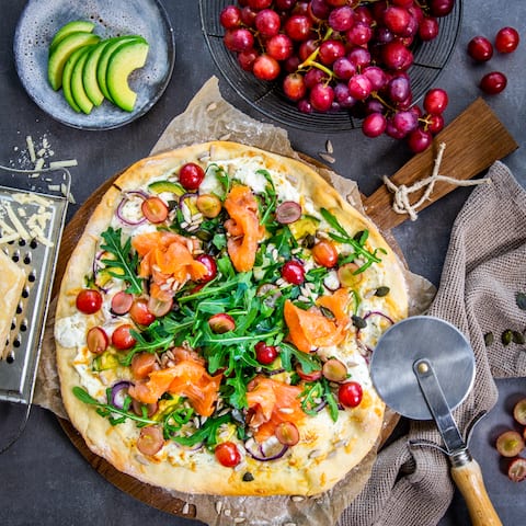 Die Pizza Bianca braucht keine rote Tomatensoße – daher ihr Name. Als cremiger Belag wird hier Ricotta verwendet, der vorab mit Knoblauch und Rosmarin verfeinert wird. 