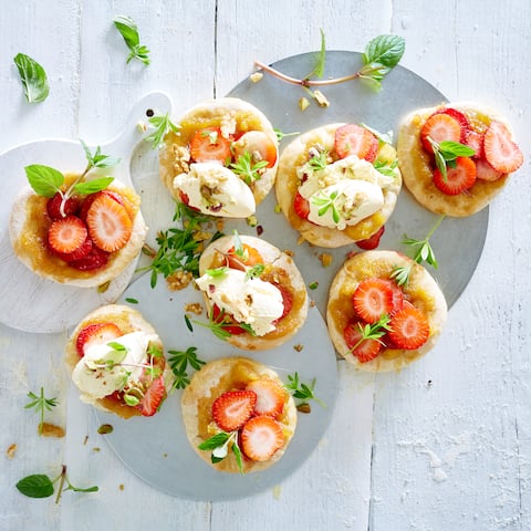 Ein echter Hingucker für warme Sommertage! Unser Rezept für Pizza mit Apfel-Karamell-Soße kombiniert mit leckerem Vanilleeis und fruchtigen Erdbeeren.