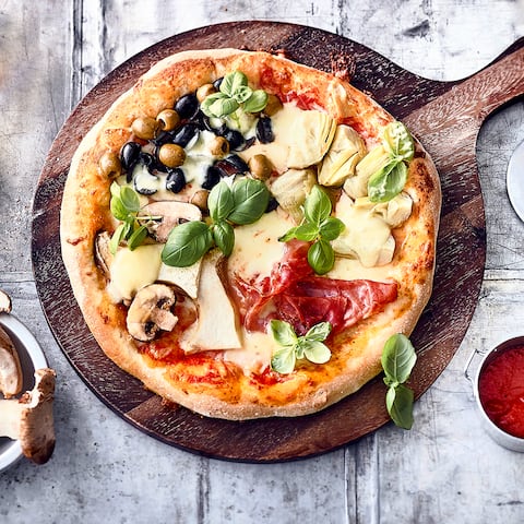 Schon der Teig wird Sie begeistern und dazu ist er noch besonders lecker belegt: Unser Rezept für eine klassische Pizza Quattro Stagioni. 