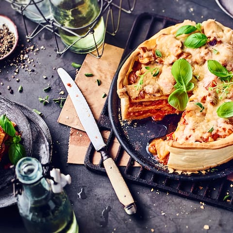 Wir lieben Pizza und wir lieben Kuchen: Was liegt da näher als ein köstlicher Pizzakuchen? In unserem Rezept backen wir ihn mit Paprika, Mais und Chorizo, aber je nach Genuss kann dies natürlich verändert werden – probieren Sie es aus!