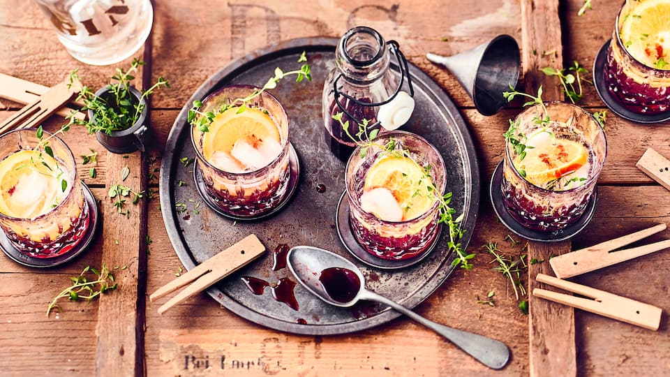 Prickelnd auf der Zunge und fruchtig im Geschmack. Plum Fizz mit selbstgemachtem Pflaumensirup, Gin, Sodawasser, Eiswürfel und Thymian. 