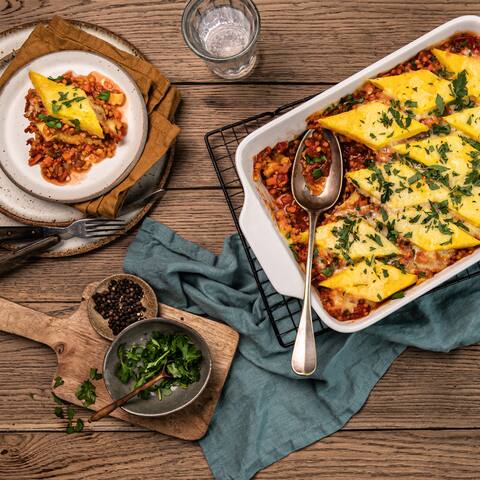 Lust auf Auflauf, aber vielleicht mal etwas spezieller? Probieren Sie unseren leckeren Polenta-Auflauf mit selbstgemachten Polentarauten, leckerer Linsenbolognese und viel Käse!