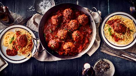 Schmeckt fast wie in Italien: Probieren Sie unser köstliches Rezept für das italienische Gericht Polpette in Tomatensoße. Wir servieren dazu Spaghetti.