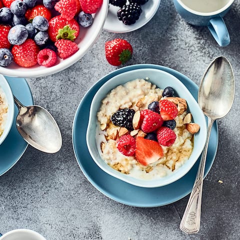 Mit dem britischen Getreidebrei liegen Sie voll im Trend: Probieren Sie unser Porridge aus Haferflocken, Zimt, Anis und Mandeln mit einem fruchtigen Topping aus gemischten Beeren und Ahornsirup!