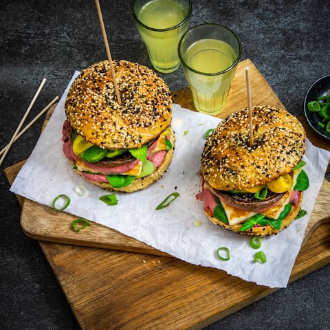 Fleischlose Burger Varianten gibt es immer mehr und diese hier ist besonders schmackhaft: Bei unserem Rezept für Portobello Burger kombinieren wir die Pilze mit Halloumi-Käse und servieren noch selbstgemachten Rote-Bete-Hummus dazu!