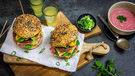 Fleischlose Burger Varianten gibt es immer mehr und diese hier ist besonders schmackhaft: Bei unserem Rezept für Portobello Burger kombinieren wir die Pilze mit Halloumi-Käse und servieren noch selbstgemachten Rote-Bete-Hummus dazu!
