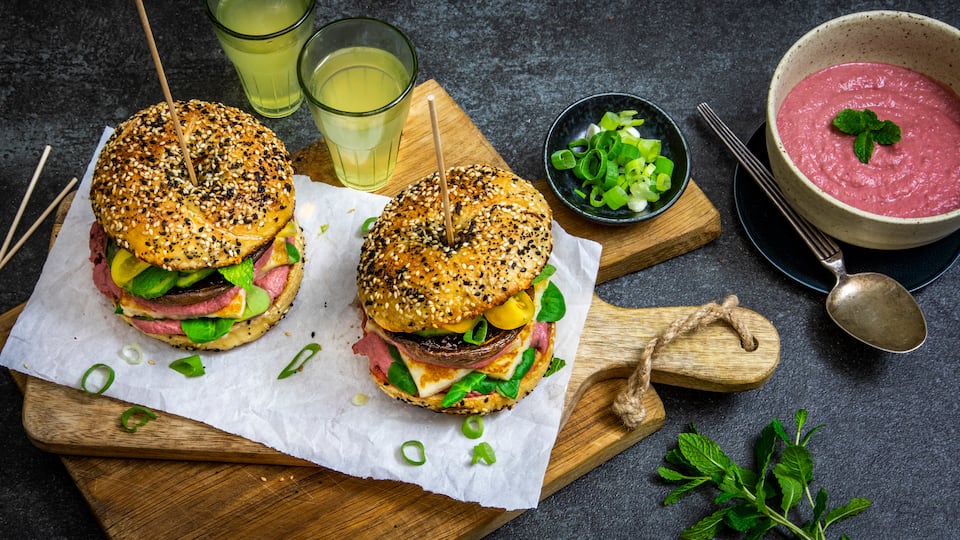 Fleischlose Burger Varianten gibt es immer mehr und diese hier ist besonders schmackhaft: Bei unserem Rezept für Portobello Burger kombinieren wir die Pilze mit Halloumi-Käse und servieren noch selbstgemachten Rote-Bete-Hummus dazu!