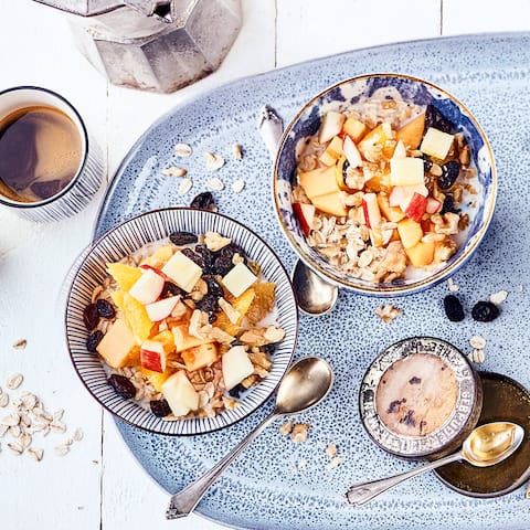Selbst gemachtes Müsli aus Obst, Nüssen und Haferflocken. Ein Power-Müsli für den richtigen Start in den Tag!