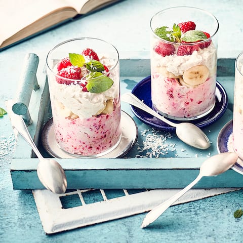 Mit unserem veganen Power-Frühstück aus cremigem Soja-Joghurt, Soja-Reisdrink, Haferflocken und frischen Früchten starten Sie mit einer Extraportion Energie in den Tag!