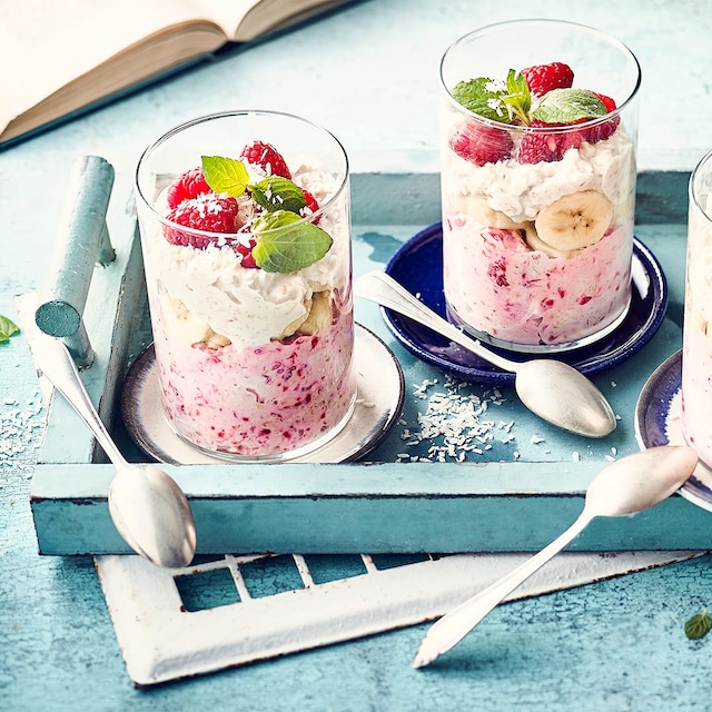 Mit unserem veganen Power-Frühstück aus cremigem Soja-Joghurt, Soja-Reisdrink, Haferflocken und frischen Früchten starten Sie mit einer Extraportion Energie in den Tag!
