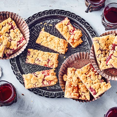 Früher als ostdeutsche Spezialität bekannt ist der Prasselkuchen heute überall beliebt. Meist wird er mit Aprikosenkonfitüre hergestellt – wir backen den leckeren Blätterteig-Kuchen hier einmal mit Himbeerkonfitüre. 