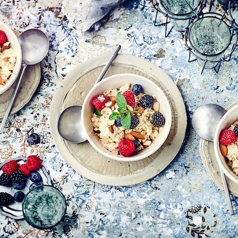 Eine echte Abwechslung zum klassischen Frühstück und dazu super sattmachend: Selbstgemachte Pudding Oats garniert mit allerlei frischen Beeren und gehackten Mandeln!