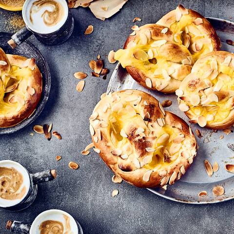 Unsere Puddingbrezeln sind cremig und knusprig zugleich. Natürlich können Sie diese fertig kaufen, aber dann entgeht Ihnen der unvergleichliche Duft wenn das gefüllte Hefegebäck im Ofen ist. 