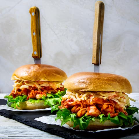 Die Jackfruit ist so vielseitig, dass wir sie am liebsten ganz oft verwenden. Zum Beispiel im Pullled Jackfruit Burger mit selbstgemachter BBQ Soße und Coleslaw!