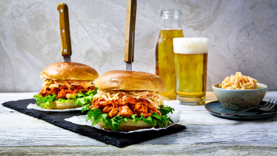 Die Jackfruit ist so vielseitig, dass wir sie am liebsten ganz oft verwenden. Zum Beispiel im Pullled Jackfruit Burger mit selbstgemachter BBQ Soße und Coleslaw!