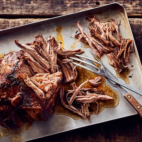 Die Zubereitung dauert zwar etwas, aber Zeit und Mühe werden sich lohnen: Selbstgemachtes Pulled Pork - nach Belieben mit scharfer Chilisoße im Brötchen servieren oder als Beilage zu Kartoffelwedges oder Reis genießen. 