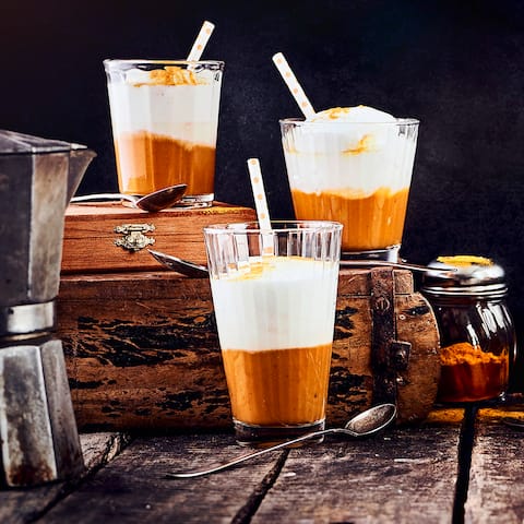 Dieses herbstliche Getränk hat sich wirklich zum Klassiker entwickelt und ist dazu ganz einfach selber zuzubereiten: Überraschen Sie Ihre Gäste doch einmal mit einem Pumpkin Spice Latte!
