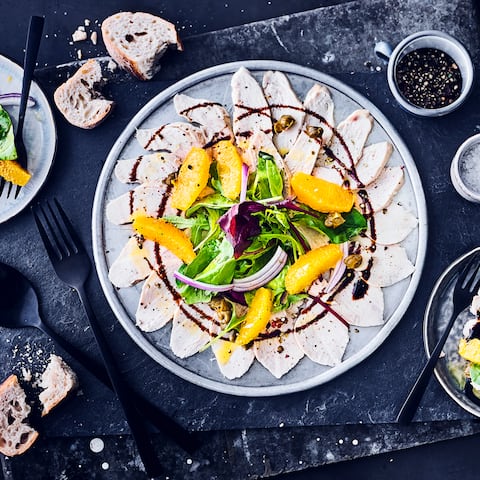 Carpaccio, muss nicht immer mit rohem Rindfleisch zubereitet werden. Wir bereiten die italienische Vorspeise mit Putenbrust und Orangen zu, die ganz fein geschnitten werden. Kapern und Zwiebeln runden das Putenbrust-Carpaccio perfekt ab.