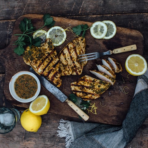 Neben Bratwurst, Steaks und Co. ein leckeres Grillhighlight: Selbst marinierte Putenbrust mit orientalischer Grillmarinade aus Koriander, Kreuzkümmel, Kardamom und vielen weiteren Gewürzen.