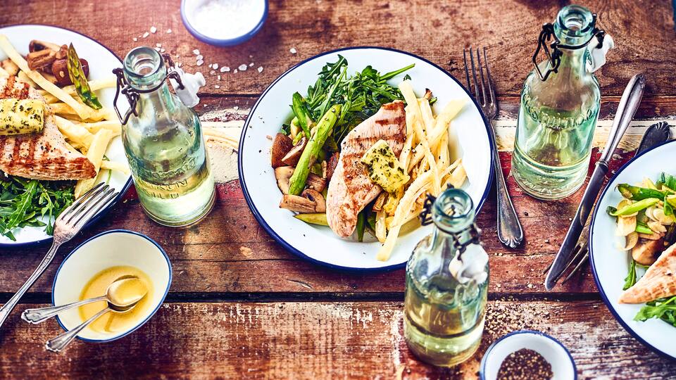 Ein super Grillgericht: Putensteaks vom Grill mit leckeren selbstgemachten Selleriefritten und Pilz-Gemüse mit Spargel.