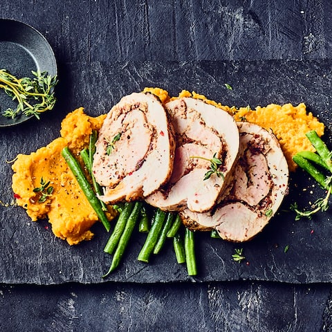 Sowohl die köstliche Walnuss-Frischkäse-Cranberry-Füllung als auch die Süßkartoffel- und Prinzessbohnen-Beilagen machen unser Rezept für einen Putenrollbraten besonders schmackhaft. 