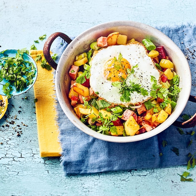 Was ursprünglich als „Resteessen“ in der schwedischen Küche bezeichnet wurde, sollte nicht voreilig verurteilt werden. Pytt i panna besteht aus Kartoffeln, Speck, Leberkäse und roter Bete und schmeckt lecker würzig! 