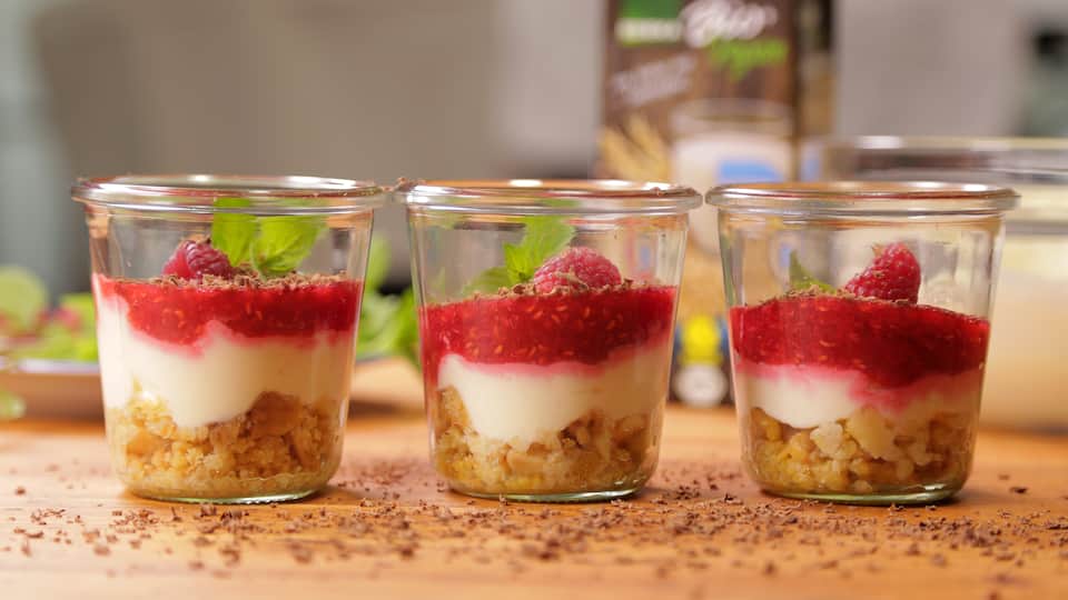 Unser No-Bake-Cake ist in wenigen Minuten zubereitet & passt zu jedem Anlass. Die verschiedenen Schichten garantieren ein einzigartiges Geschmackserlebnis.