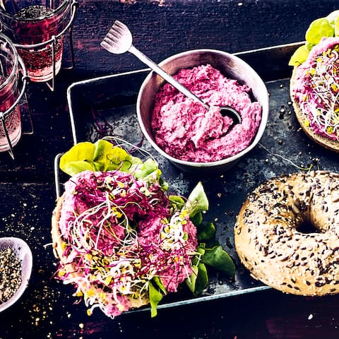 Schneller Rote Bete-Meerrettich-Dip mit Apfel. Ganz einfach selbermachen und zur nächsten Feier mitbringen. Schmeckt garantiert!