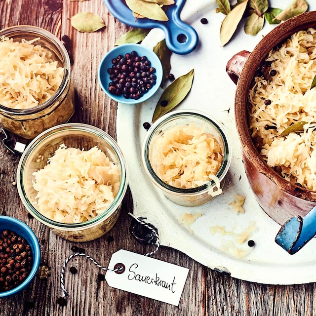 Das deftige Sauerkraut gehört auf der ganzen Welt zu den bekanntesten Speisen der deutschen Küche. Das Vitamin-C-reiche Gemüse ergänzt sich geschmacklich wunderbar mit Kassler, Eisbein oder Kartoffelpuffern.