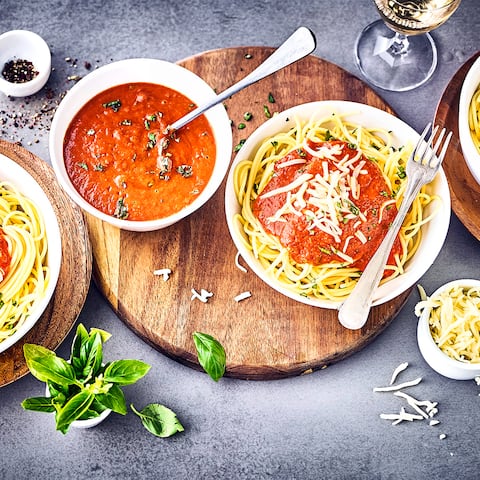 Sie suchen ein schnelles Pastagericht? Probieren Sie unsere Spaghetti mit Tomaten-Paprika-Sauce und Mozzarella – fertig in 20 Minuten!