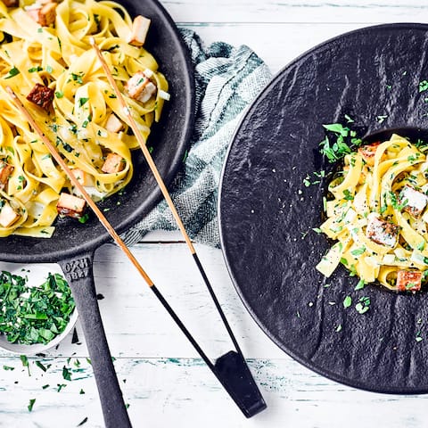 Unser leckeres Rezept kommt völlig ohne tierische Zutaten aus und schmeckt super lecker: Vegane Pasta Carbonara mit Räuchertofu und frischer Petersilie.