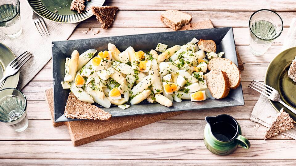 Leckeres Gericht für den Frühling: Probieren Sie unseren Salat mit weißem Spargel, Ei und Bärlauch-Ziegenkäse an Kräuter-Holunder-Balsamico-Dressing!