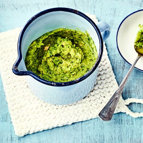 In nur wenigen Minuten ist mit unserem Rezept für Babys eine leckere warme Mahlzeit zubereitet: Kochen Sie unseren Spinat-Kartoffel-Brei mit Lachs!