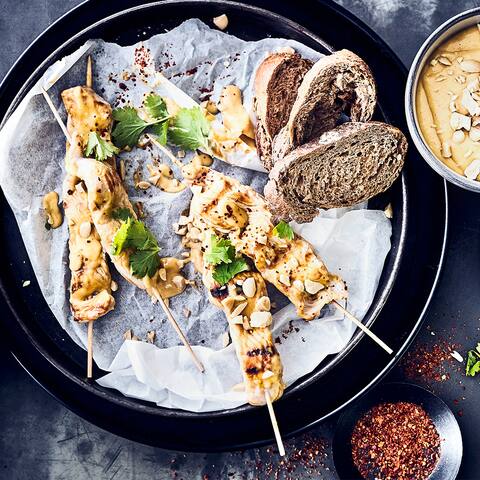 Saftige Thai-Putenspieße vom Grill oder aus der Pfanne stehen für fettarmen Fleischgenuss. Probieren Sie unser Rezept mit asiatischen Gewürzen aus!