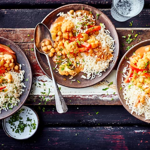 Kokosmilch, Mandelmus und knackiges Gemüse machen dieses Curry-Rezept zu einem Highlight auf jeder Dinnerparty. Probieren Sie es aus!