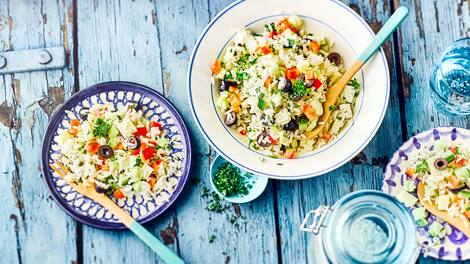 Unser Rezept für einen griechischen Reissalat wird mit Paprika, Apfel, Feta & Oliven zubereitet. Die leichte Vinaigrette sorgt für eine würzige Note.