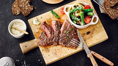 Unser Tipp für Ihr nächstes Grill-Event: In Senf-Sauerrahm marinierte Rinderhüftsteaks an Kartoffelsalat mit grünem Spargel, Cocktailtomaten und Käse!