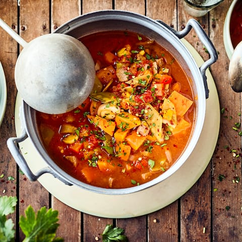 Dieses herbstliche Gericht ist pikant und wärmt Sie von innen: Probieren Sie unser Chili mit Rinderhack, Hokkaido-Kürbis, Paprika und Lauch in Tomatensoße – fertig in 70 Minuten!