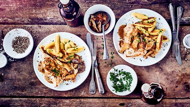 Putenschnitzel mit Pilzen und Kräuter-Schupfnudeln