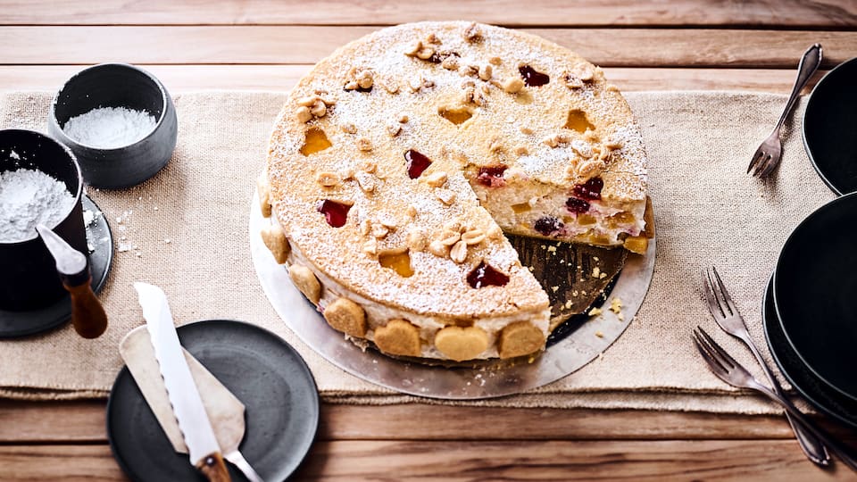 Mit unserem Milchreistorten-Rezept kreieren Sie einen Mürbeteigkuchen mit fruchtiger Milchreis-Quark-Füllung, Herzchen-Garnitur und Vanille-Aroma.