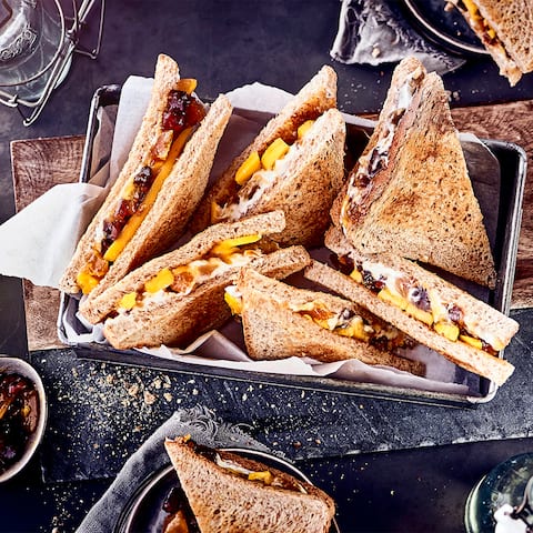 Lust auf einen ausgefallenen, vegetarischen Snack? Probieren Sie unseren süßen Quark-Toast mit frischen Mangospalten und Aprikose-Dattel-Chutney – fertig in 20 Minuten!