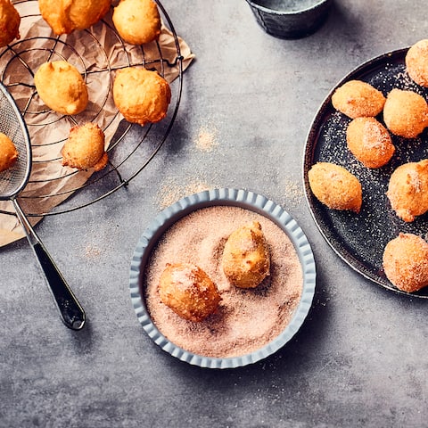 Es muss nicht immer ein großes Stück Torte oder Kuchen sein: Mit unserem Quarkbällchen-Rezept zaubern Sie leckeres Fingerfood auf den Kaffeetisch. Ein toller Snack für den Nachmittag oder ein ausgefallenes Dessert.