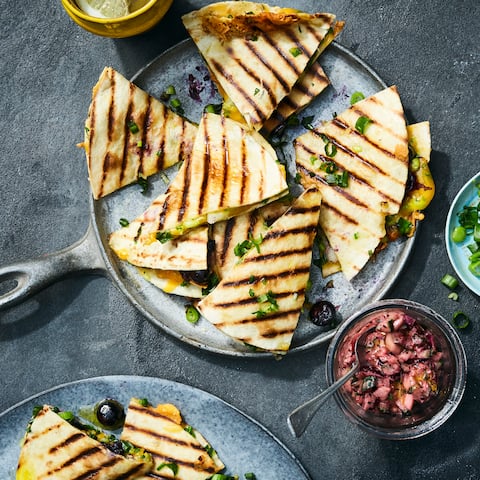 Die kleinen Weizentortillas kombinieren wir mal ganz außergewöhnlich: Probieren Sie unser Rezept für Quesadillas mit Heidelbeeren, Gurkensalsa und viel würzigem Cheddar. 