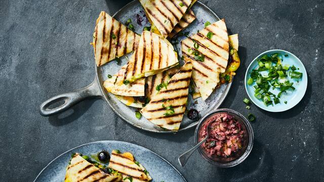 Quesadillas mit Heidelbeeren und Gurkensalsa